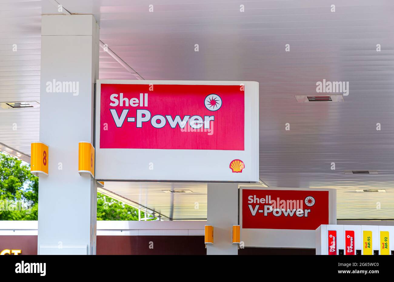 Samara, Russia - 2 luglio 2021: Cartello Shell V-power presso la stazione di rifornimento Shell. Royal Dutch Shell è una multinazionale anglo-olandese composta di petrolio e gas Foto Stock
