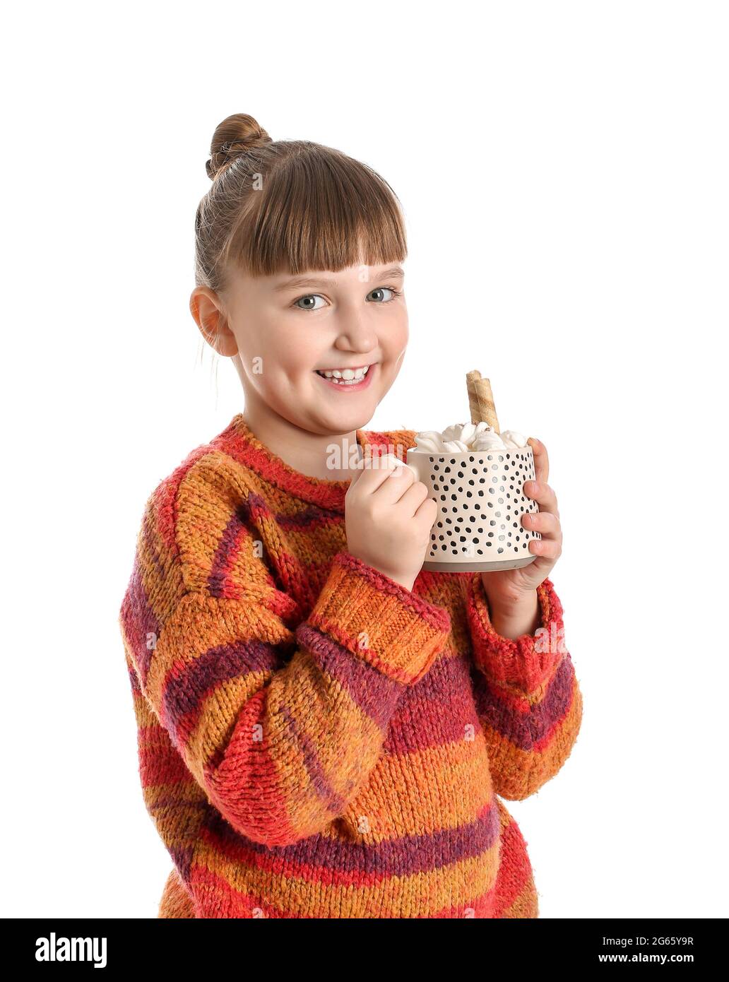 Bambina con tazza di cacao caldo su sfondo bianco Foto Stock