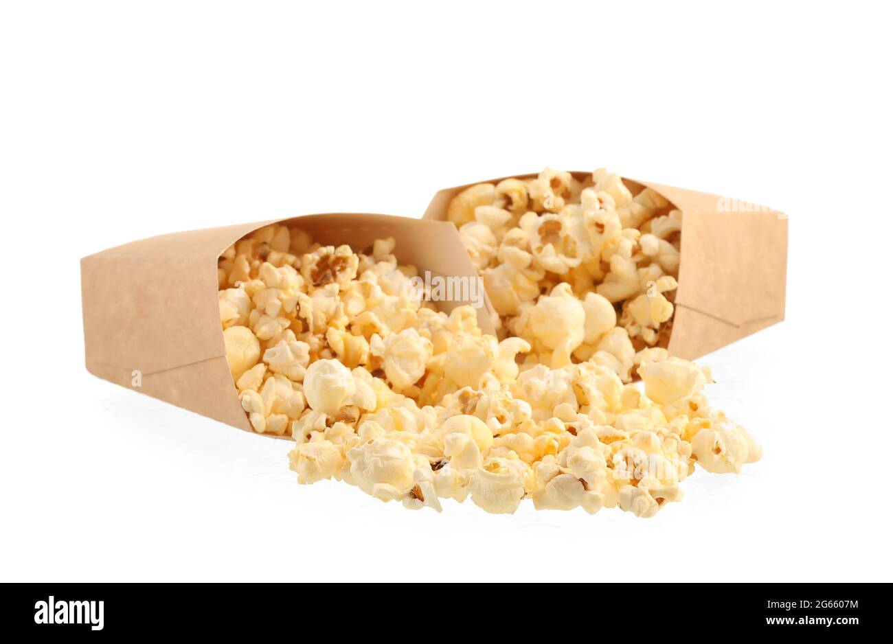 Sacchetti di carta con gustosi popcorn su sfondo bianco Foto Stock