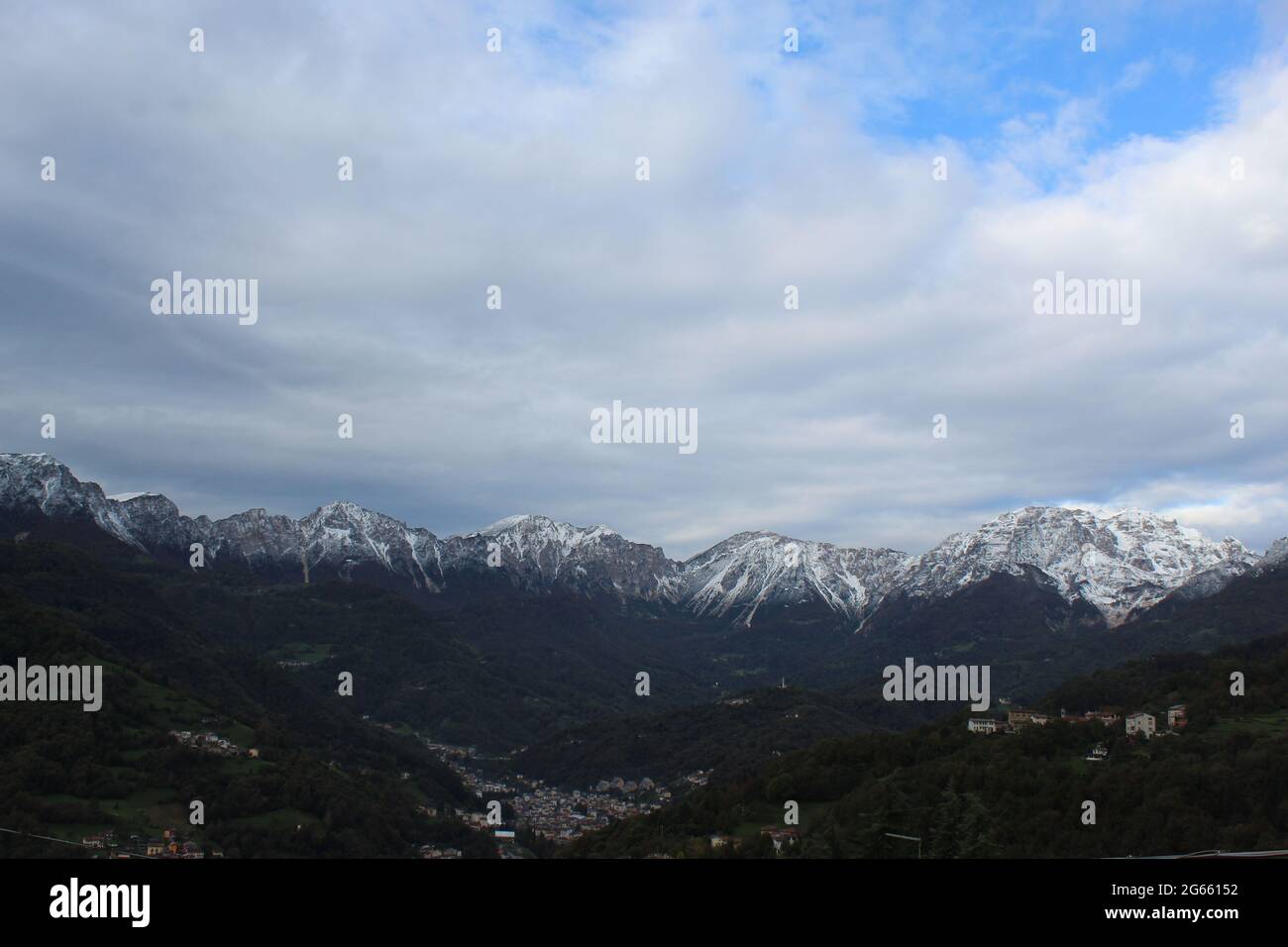 Un gregge di pecore che si trova sulla cima di una montagna Foto Stock