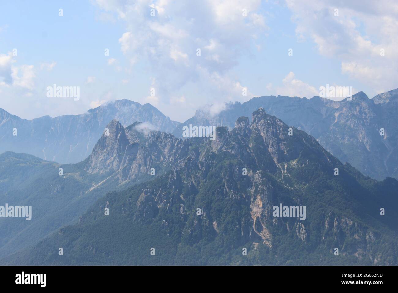 Vista su una montagna Foto Stock