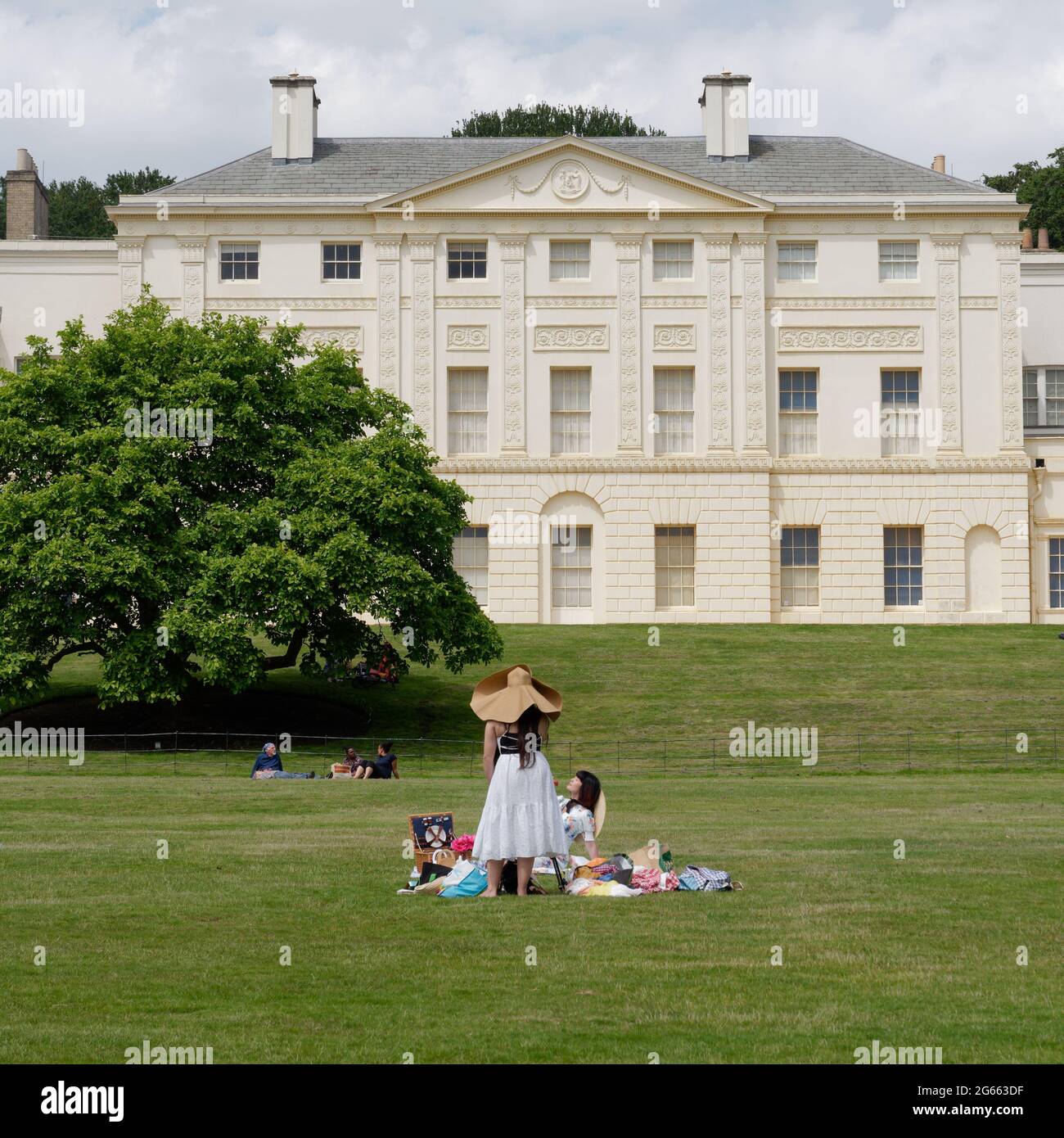 Londra, Grande Londra, Inghilterra - Giugno 26 2021: 2 Signore in cappelli facendo una foto di fronte a Kenwood House a Hampstead Heath, Hampstead. Foto Stock