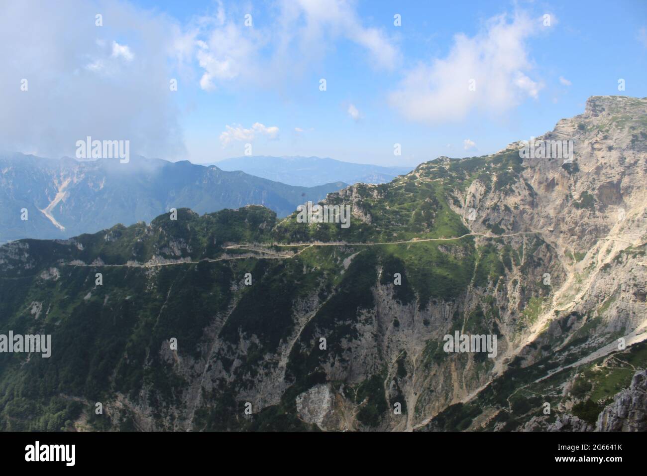 Vista su una grande montagna sullo sfondo Foto Stock