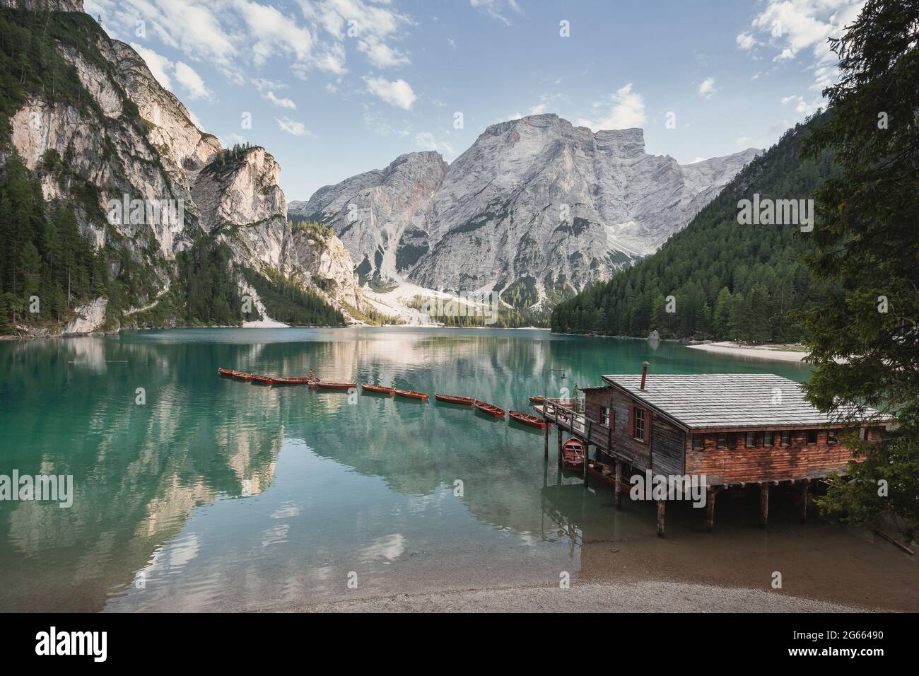 Alla scoperta delle Dolomiti nel Nord Italia - Lago di Braies (Pragser Wildsee) in Tirolo Foto Stock