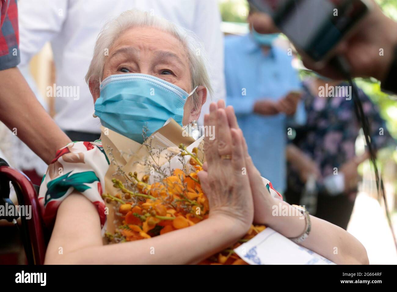 Phnom Penh, Phnom Penh. 2 luglio 2021. Ho Kham, una donna cambogiana di 101 anni, è visto in un sito di inoculazione a Phnom Penh, Cambogia il 2 luglio 2021. Ho Kham è diventato una delle persone più anziane in Cambogia ad essere completamente vaccinato con due dosi di vaccino cinese Sinovac COVID-19. PER ANDARE CON '101-year-old nonna in Cambogia completamente vaccinato con il vaccino cinese Sinovac' Credit: Pearum/Xinhua/Alamy Live News Foto Stock