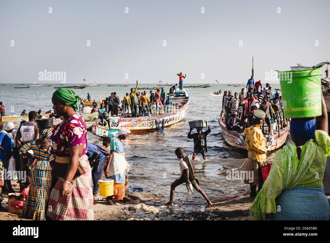 Mbour spiaggia in Senegal - molte barche di ritorno dal mare con pesce Foto Stock
