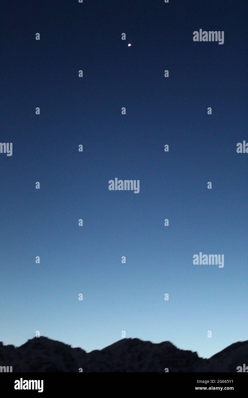 Un cartello sul lato di una montagna Foto Stock