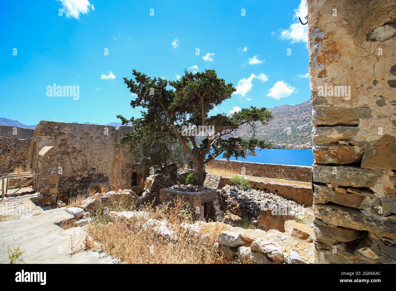 Abbandonata vecchia fortezza ed ex colonia di lebbrosi, isola Spinalonga, Creta, Grecia. Vecchi edifici in rovina, abbandonati alla fine degli anni '50. "Isola maledetta" Foto Stock