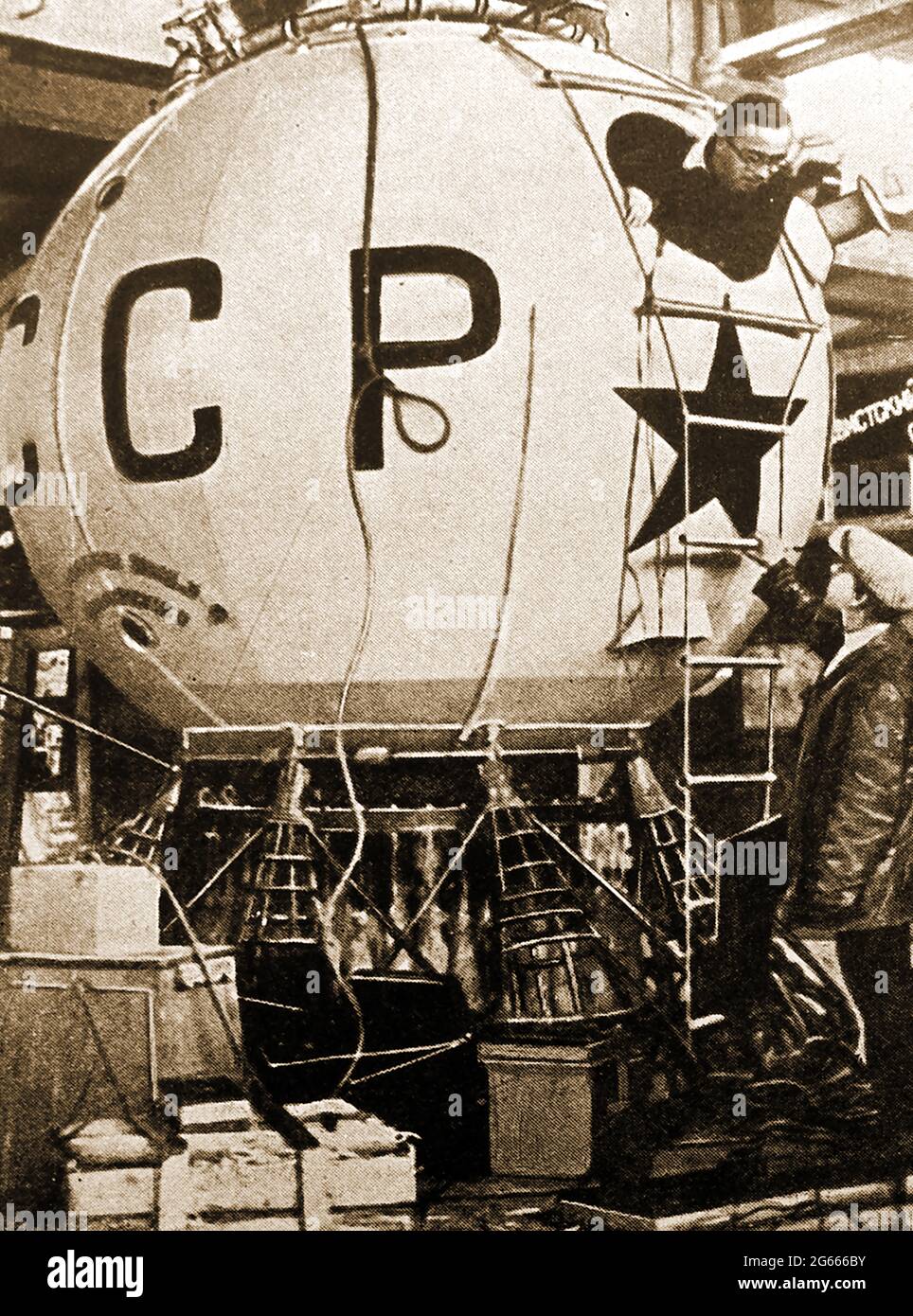 CCP 1 / URSS 1 1934 . Una vecchia foto della stampa del pallone russo da record stratosfera (abitacolo) che è salito a 11.5 miglia, stabilendo un record per una mongolfiera piena di idrogeno. Il suo comandante fu Georgy Prokofiev (1902-1939). L'equipaggio era composto da Prokofiev, Konstantin Godunov e dal co-pilota Ernst Birnbaum. L'aria Sovietica forza palloncino ad alta quota con un equipaggio di tre eseguito studi scientifici sulla stratosfera della Terra. Un altro, Osoaviakhim-1, più tardi si schiantò sulla discesa, uccidendo tre persone. Foto Stock