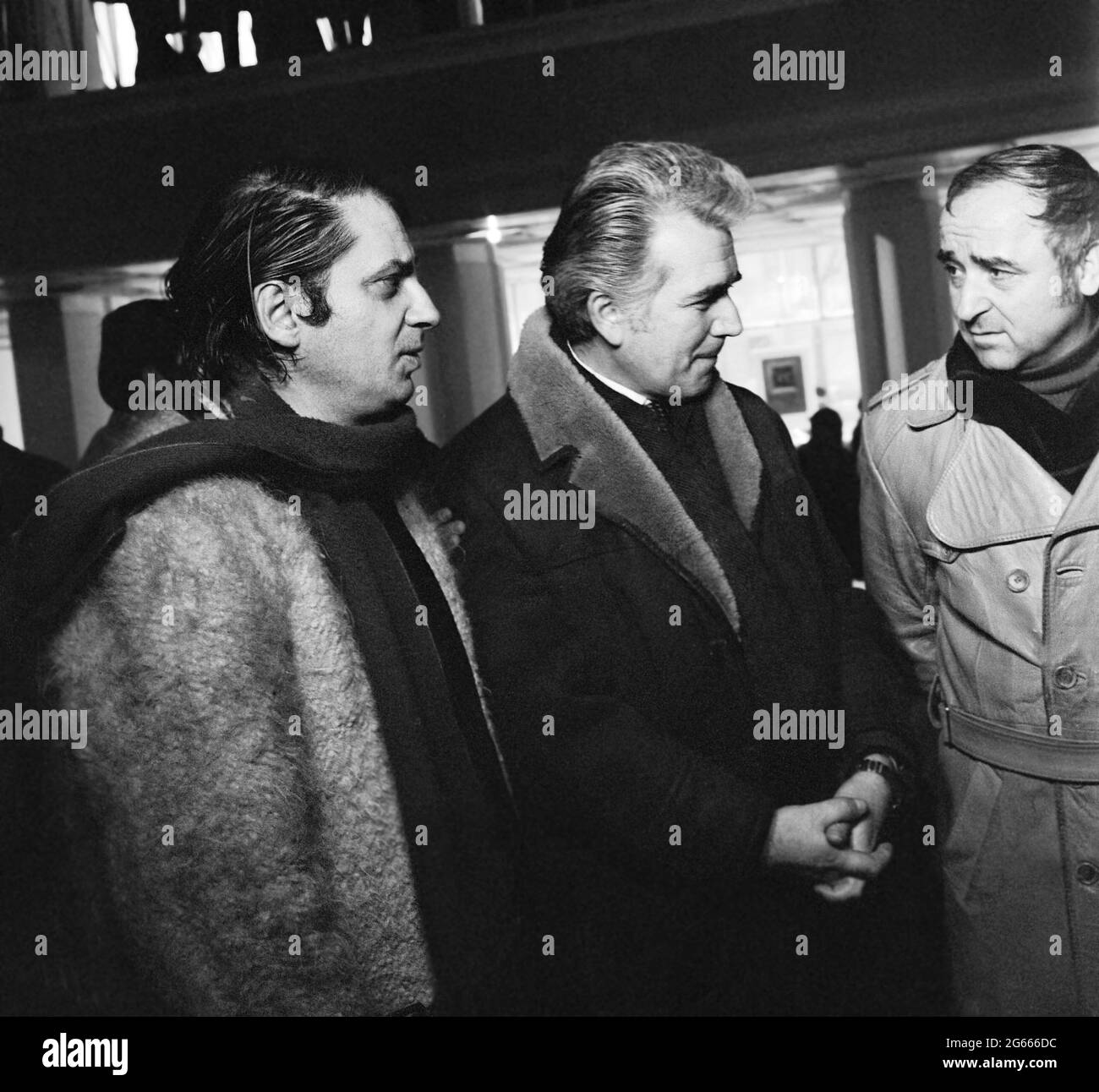 Bucarest, Romania, circa 1976. Critico d'arte rumeno Dan Haulica (a sinistra) e pittore Virgil Almășanu (a destra). Foto Stock