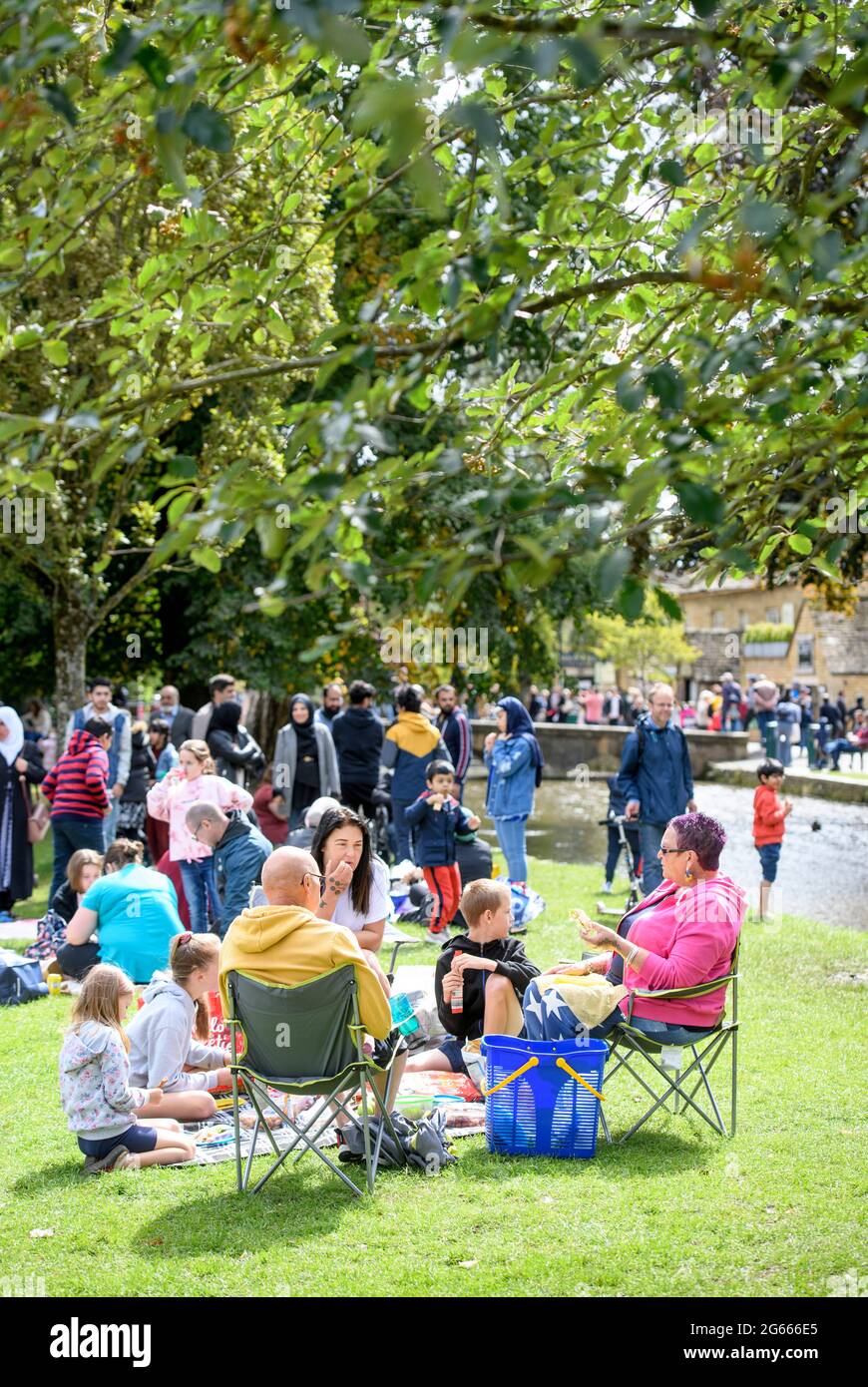 Scene nel villaggio di Cotswold di Bourton-on-the-Water che ha sperimentato numeri di visitatori senza precedenti durante la pandemia di Coronavirus, agosto 2020 Foto Stock