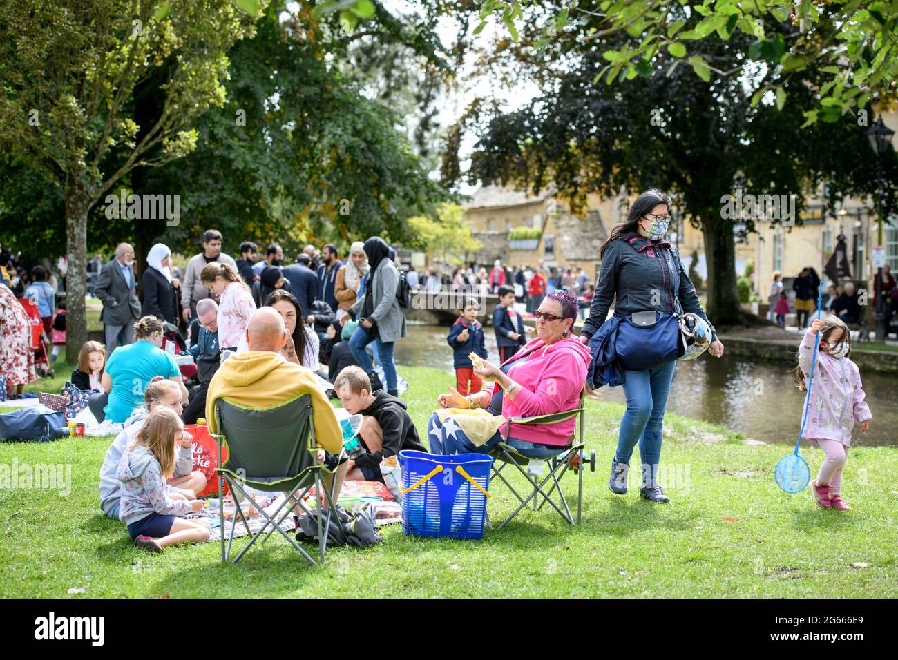 Scene nel villaggio di Cotswold di Bourton-on-the-Water che ha sperimentato numeri di visitatori senza precedenti durante la pandemia di Coronavirus, agosto 2020 Foto Stock