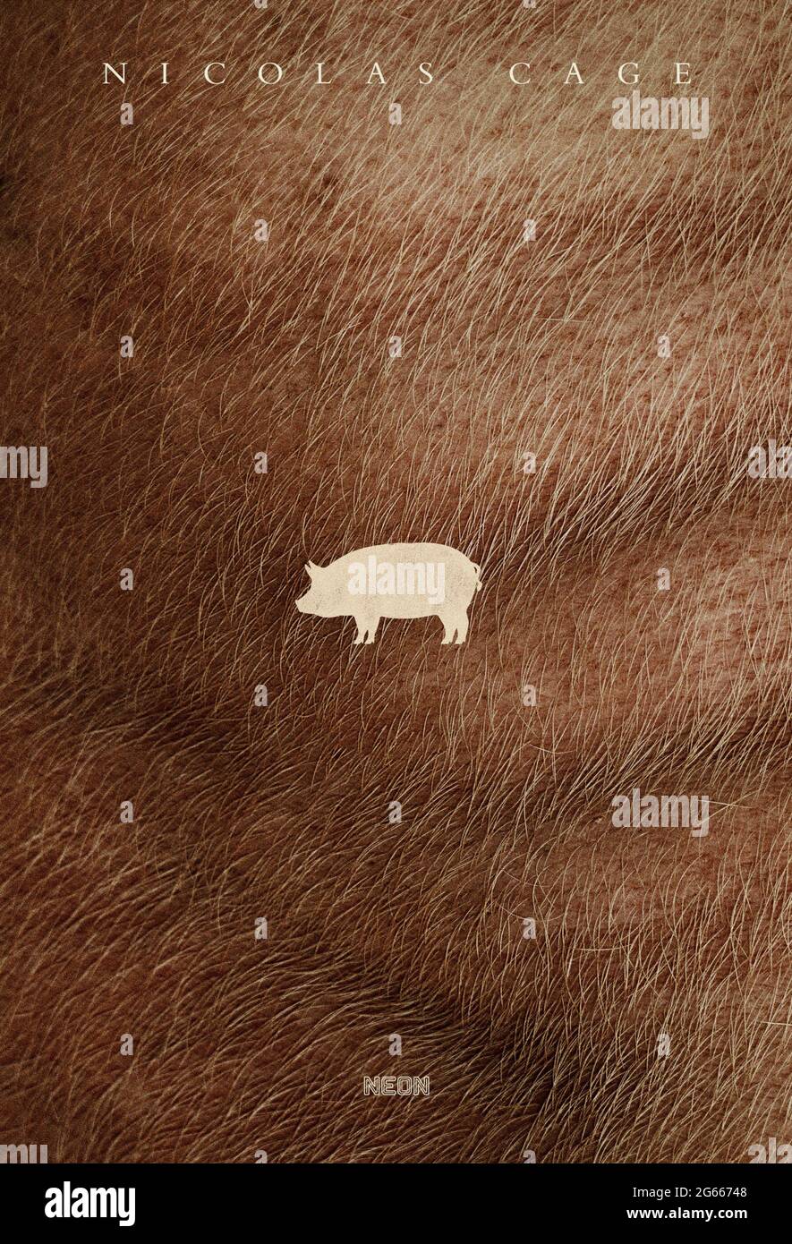 Pig (2021) diretto da Michael Sarnoski e interpretato da Nicolas Cage, Alex Wolff e Adam Arkin. Una cacciatrice di tartufi che vive da sola nel deserto deve tornare al suo passato a Portland, Oregon, alla ricerca del suo amato maiale da foraggio dopo essere stata rapita. Foto Stock