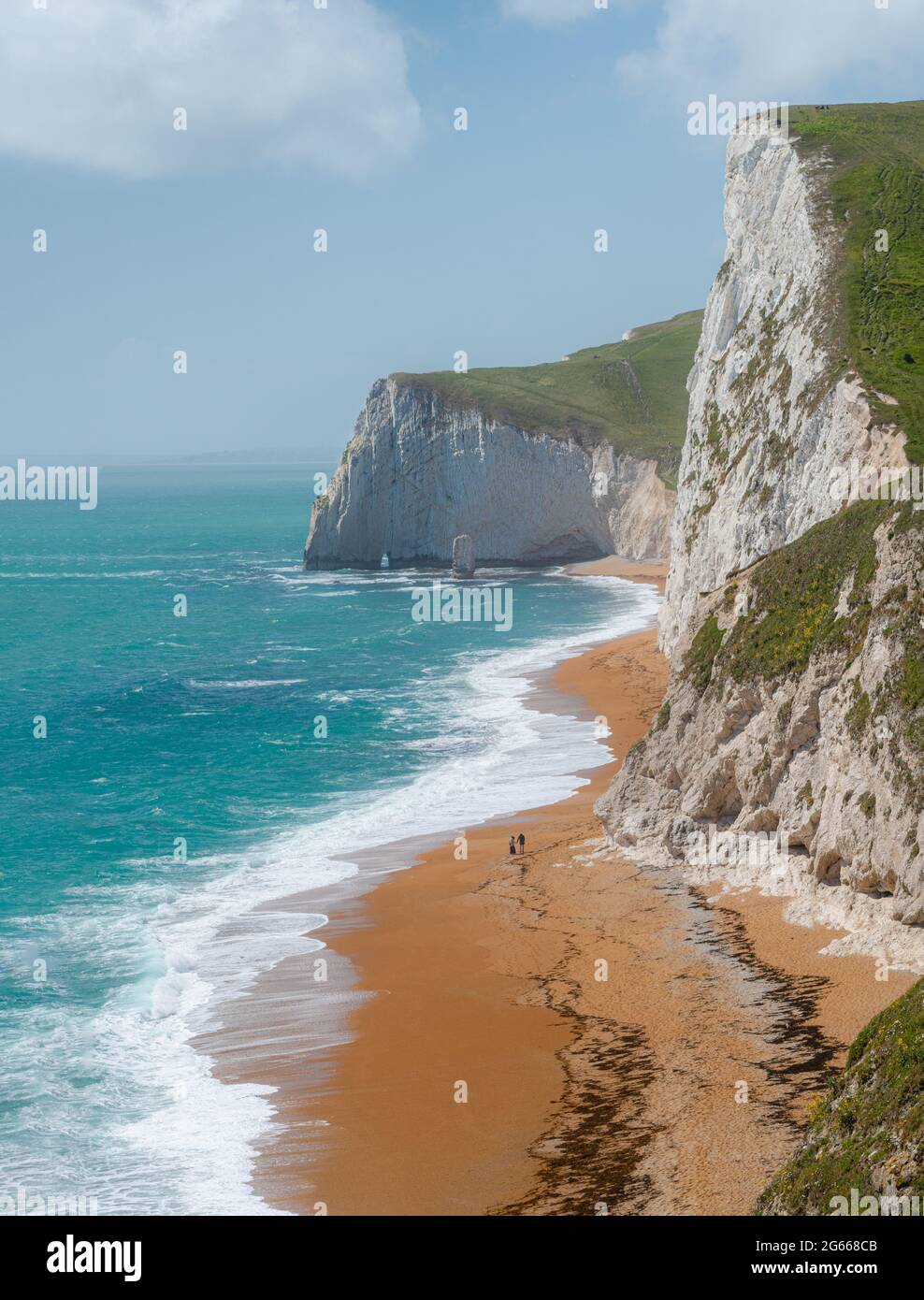 A piedi da Durdle Door ovest lungo la spiaggia passato Butter Rock e su per Bats Head, Dorset costa. Foto Stock