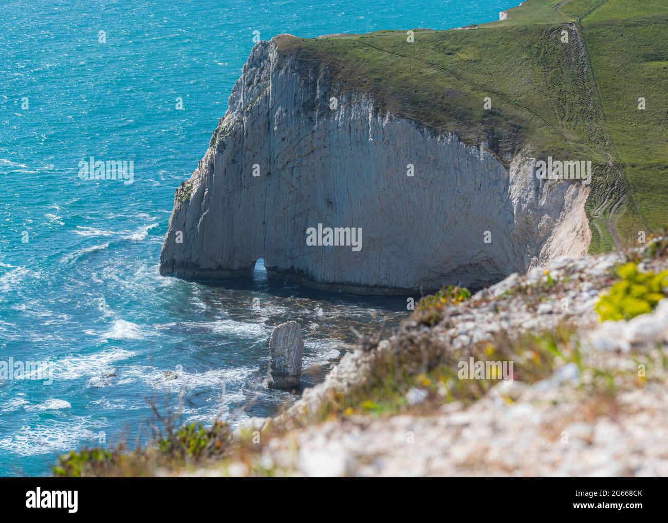 A piedi da Durdle Door ovest lungo la spiaggia passato Butter Rock e su per Bats Head, Dorset costa. Foto Stock