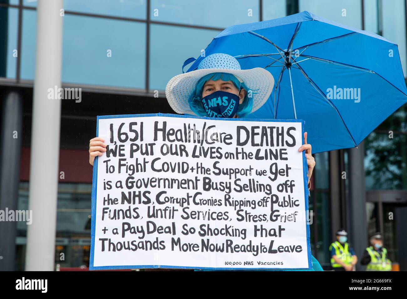 Cardiff, Galles, Regno Unito. 3 luglio 2021. Un manifestante mostra un segnale durante una protesta per una retribuzione equa per i lavoratori NHS fuori dalla stazione centrale di Cardiff, una delle decine di proteste coordinate in tutto il Regno Unito che chiedono un miglioramento della retribuzione. Credit: Mark Hawkins/Alamy Live News Foto Stock