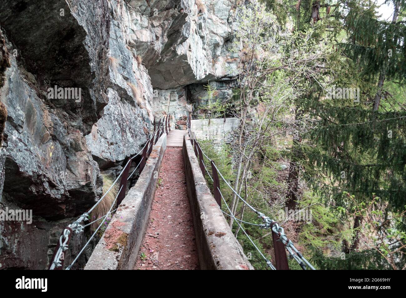 Percorso esterno alternativo alla galleria di una delle 14 gallerie sul sentiero escursionistico tra Brusson e col De Joux in Val D'Ayas, Aosta, Italia. Foto Stock