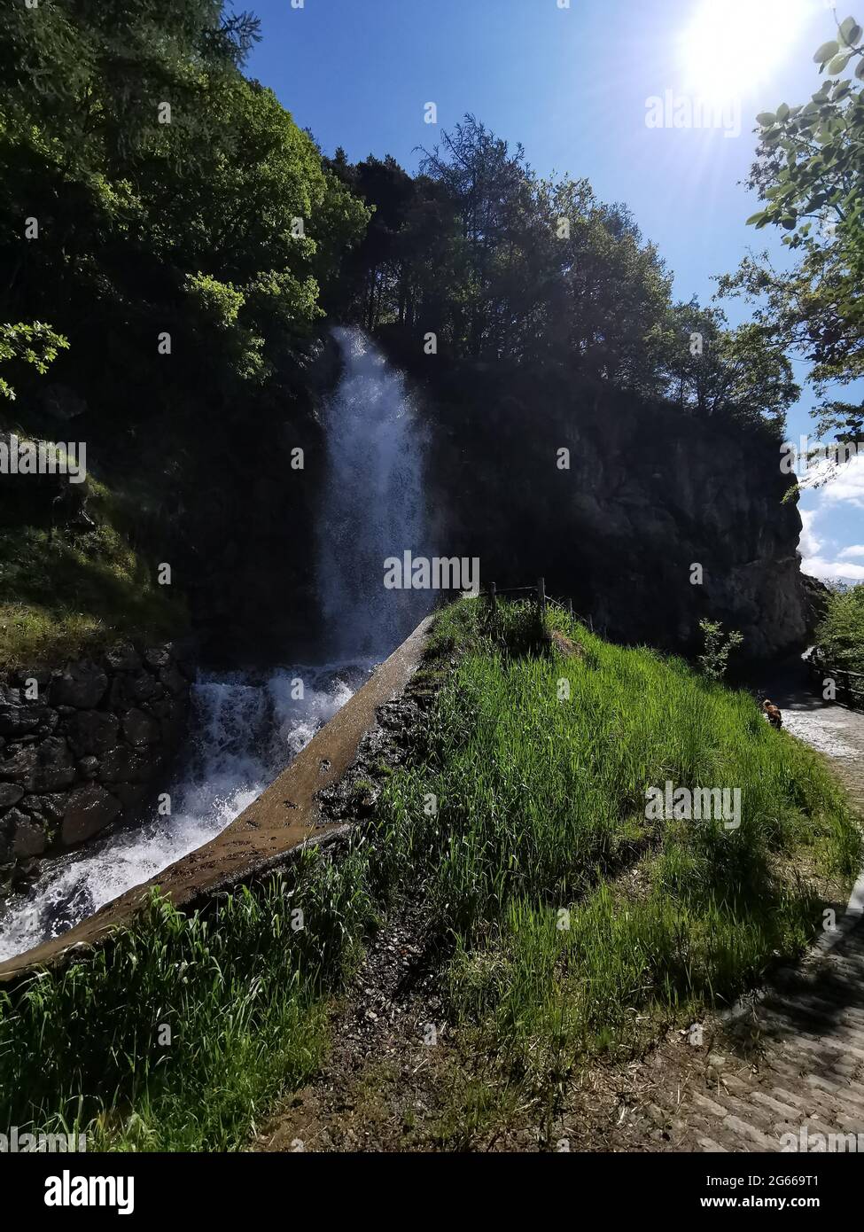 Cascata di Arlaz, il piccolo torrente Ru d'Arlaz scende vicino al sentiero  di una grande passeggiata in Val d'Ayas, Aosta, Italia Foto stock - Alamy