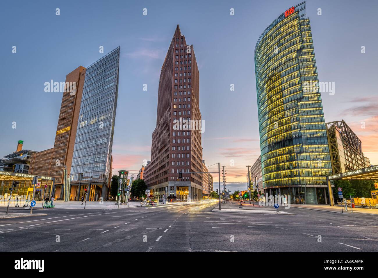 BERLINO, GERMANIA - 09 giugno 2021: Potsdamer Platz è il simbolo della Berlino moderna e riunificata Foto Stock