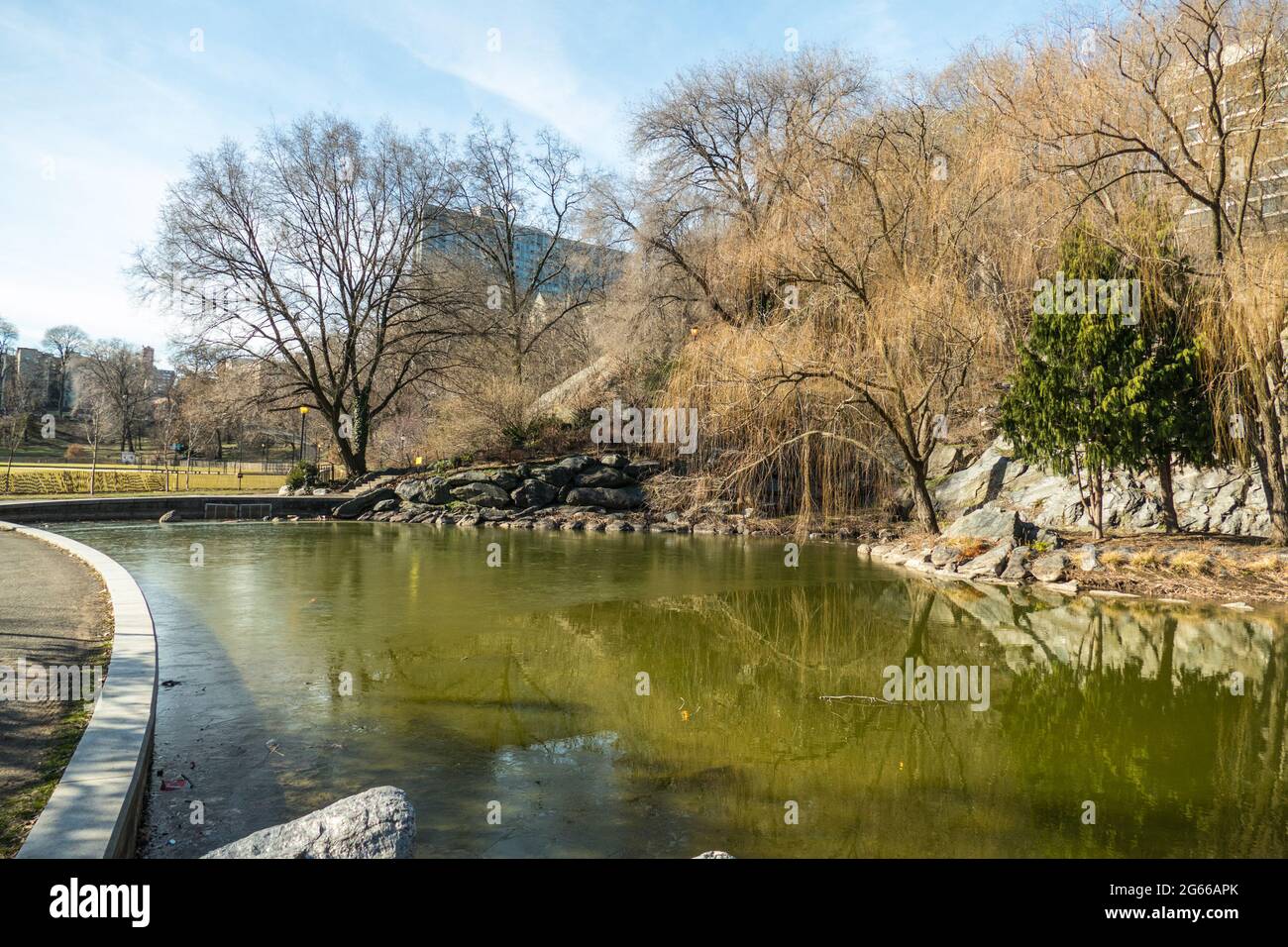 New York, USA, 30 gennaio 2020: Ai piedi di una delle tante lunghe e tortuose scale di Morningside Park si trova questa statua di bronzo. Consacrata nel 1914, è o Foto Stock