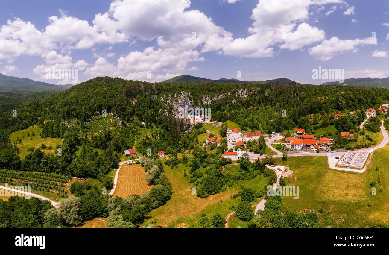 Il castello di Predjama è una grotta unica che ha costruito in un ingresso grotta. Fortezza in stile Renessiance del 12 ° secolo in Slovenia Monti Julian apls. Uno di Foto Stock