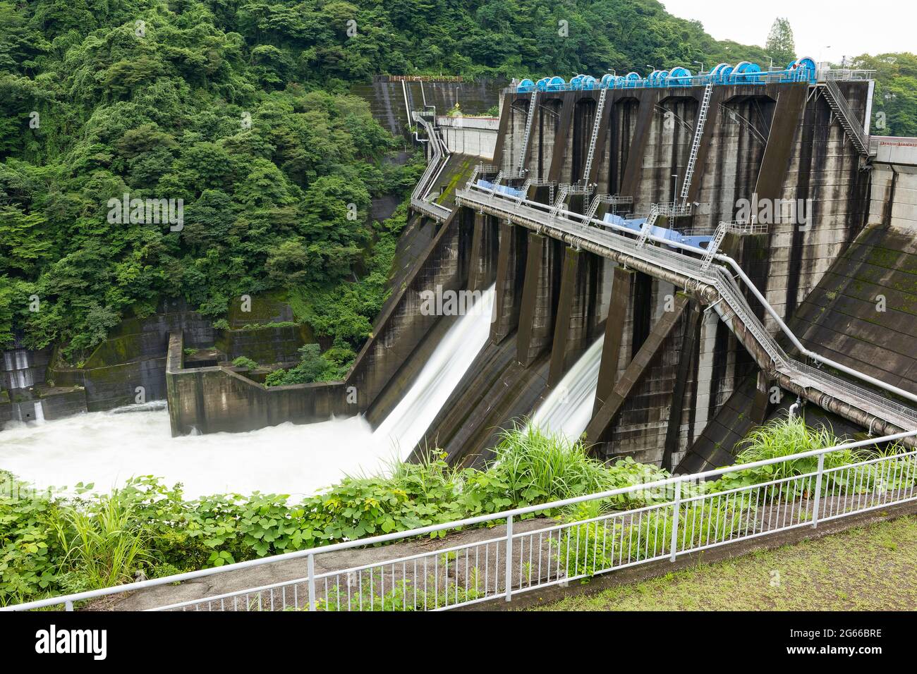 Paesaggio di scarico della diga di Shiroyama a Kanagawa, Giappone. Foto Stock