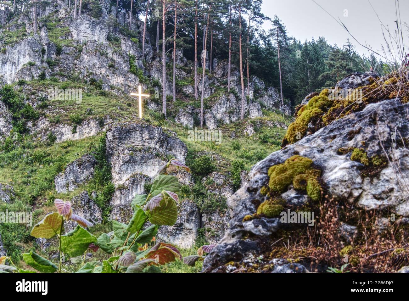 formazione d'arock scenico con una croce illuminata Foto Stock