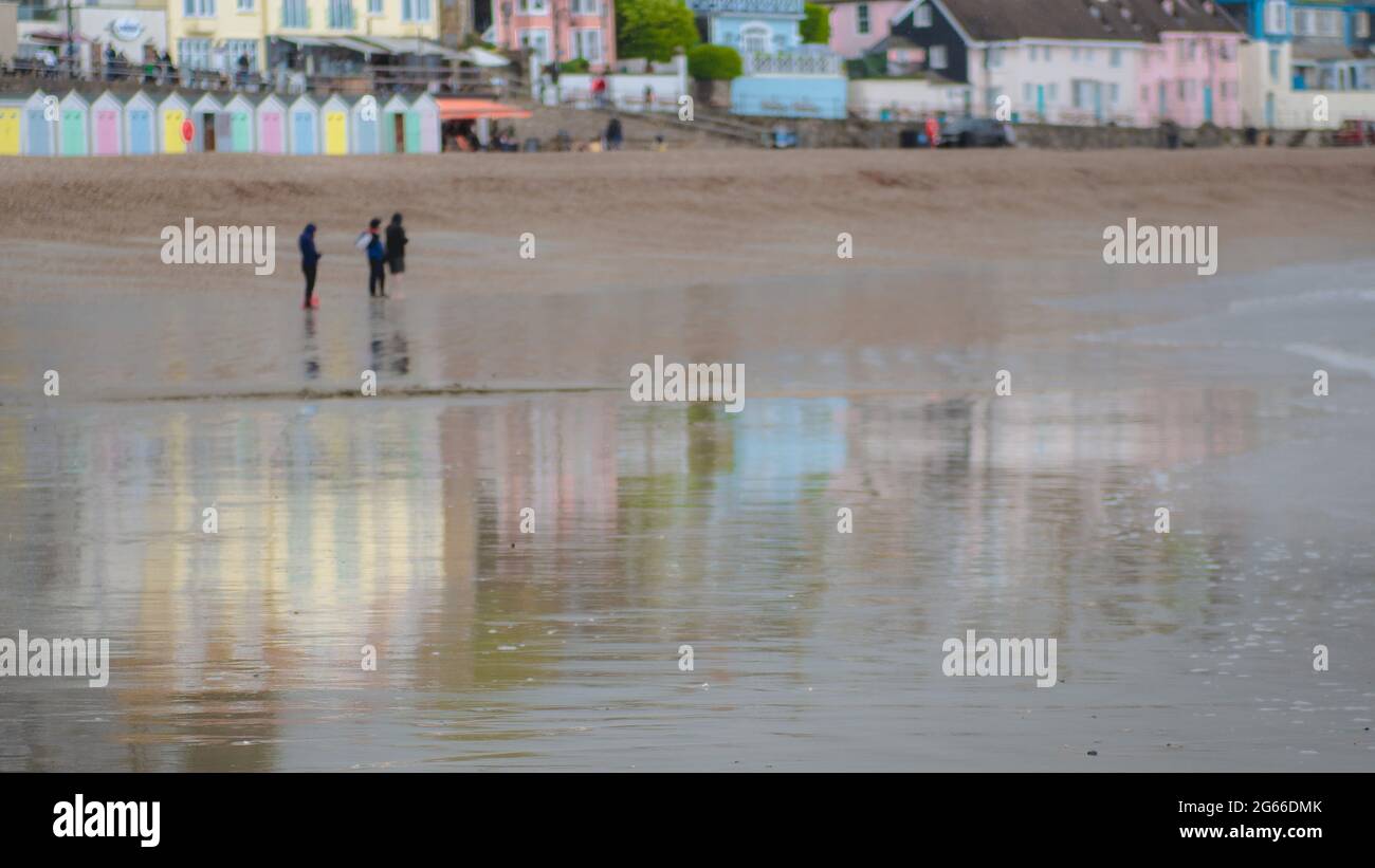 Riflessioni da una spiaggia bagnata a Lyme Regis, Dorset, Inghilterra Foto Stock