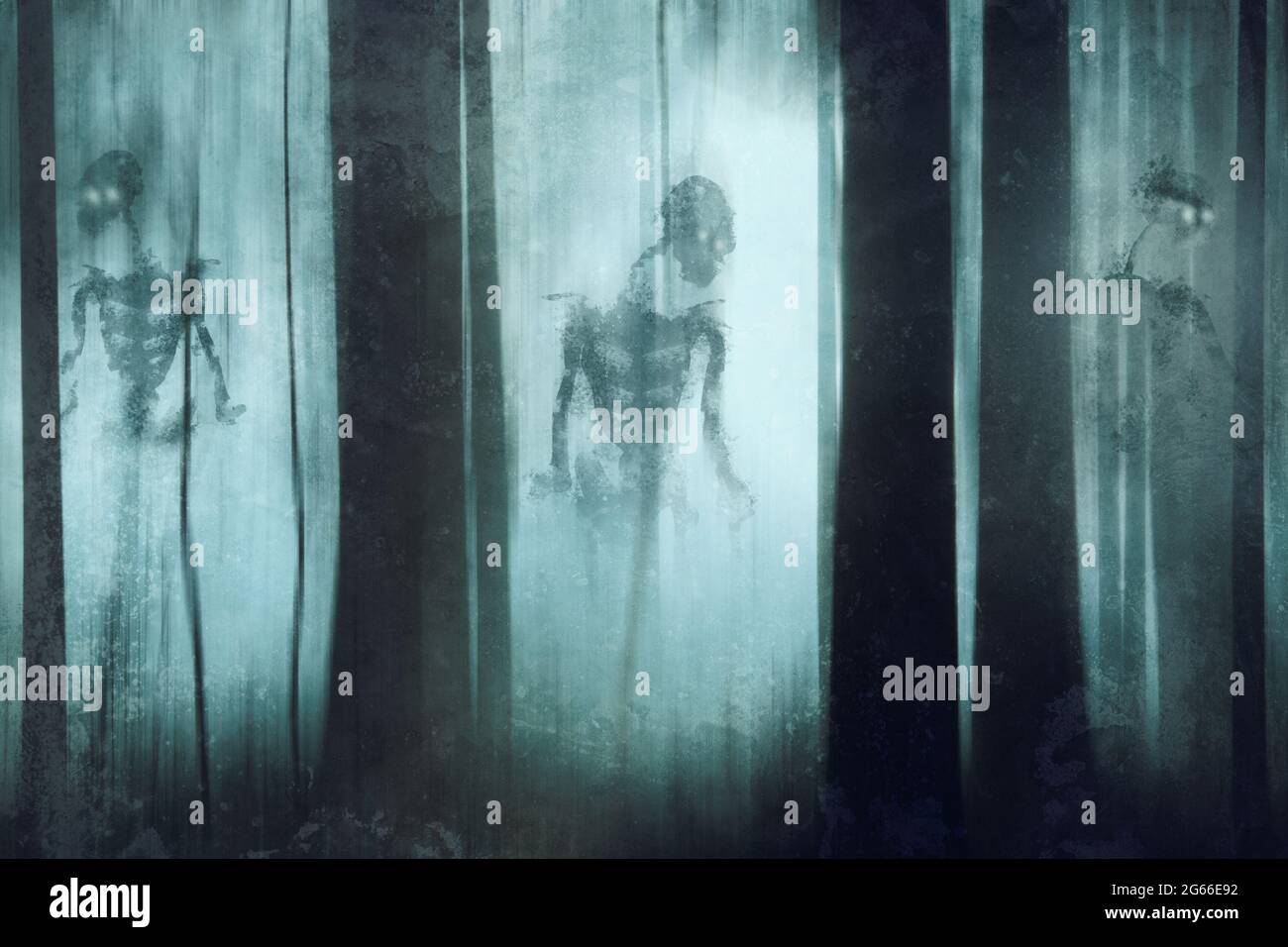 Un concetto horror. Di tre scheletri spooky con gli occhi incandescenti che appaiono dalla nebbia in una foresta. Con una modifica artistica sfocata e grunge. Foto Stock