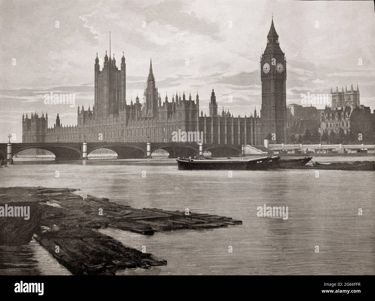 Una vista del tardo XIX secolo del Palazzo di Westminster visto dall'altra parte del Tamigi con il Ponte di Westminster in primo piano. Il luogo d'incontro sia per la Camera dei Comuni che per la Camera dei Lord, le due case del Parlamento del Regno Unito si trova sulla riva nord del Tamigi nella città di Westminster, nel centro di Londra, Inghilterra. Dopo che gli edifici originali del parlamento furono distrutti da un incendio nel 1834, gli edifici ricostruiti furono progettati in stile gotico perpendicolare inglese dei secoli XIV-XVI dall'architetto Charles Barry assistito da Augusto Pugin. Foto Stock Una vista del tardo XIX secolo del Palazzo di Westminster visto dall'altra parte del Tamigi con il Ponte di Westminster in primo piano. Il luogo d'incontro sia per la Camera dei Comuni che per la Camera dei Lord, le due case del Parlamento del Regno Unito si trova sulla riva nord del Tamigi nella città di Westminster, nel centro di Londra, Inghilterra. Dopo che gli edifici originali del parlamento furono distrutti da un incendio nel 1834, gli edifici ricostruiti furono progettati in stile gotico perpendicolare inglese dei secoli XIV-XVI dall'architetto Charles Barry assistito da Augusto Pugin. Foto Stock