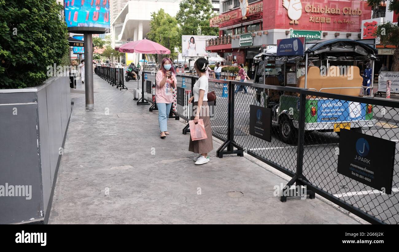 Gli amanti dello shopping sulla Via Siam Square e l'area commerciale dell'Università di Chulalongkorn attrazioni turistiche Scala Theatre Area Bangkok Thailandia Foto Stock