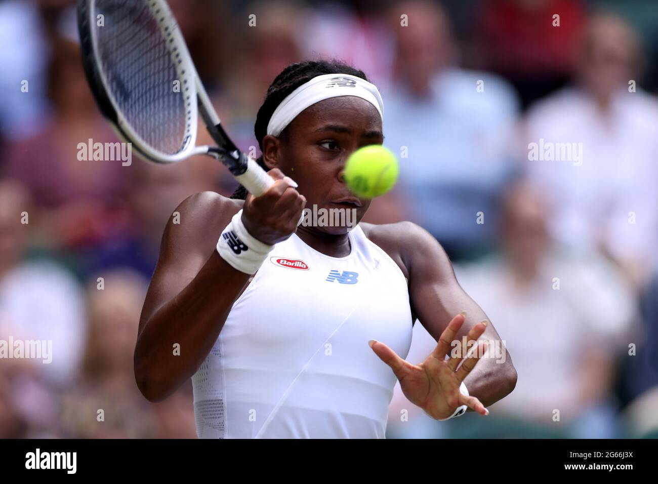 Coco Gauff in azione durante la terza partita dei Ladies' Singles contro Kaja Juvan il sesto giorno di Wimbledon all'All England Lawn Tennis and Croquet Club di Wimbledon. Data immagine: Sabato 3 luglio 2021. Foto Stock