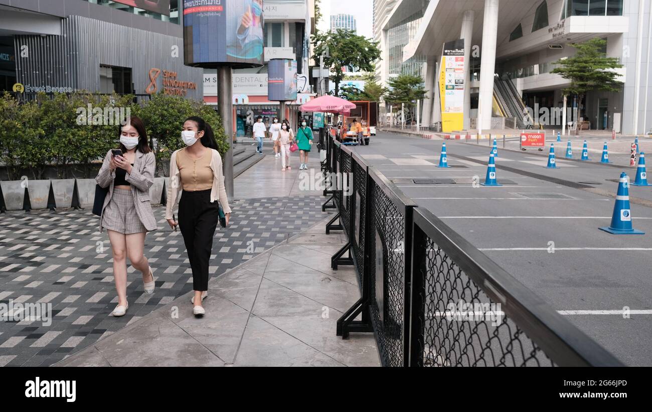 Gli amanti dello shopping sulla Via Siam Square e l'area commerciale dell'Università di Chulalongkorn attrazioni turistiche Scala Theatre Area Bangkok Thailandia Foto Stock