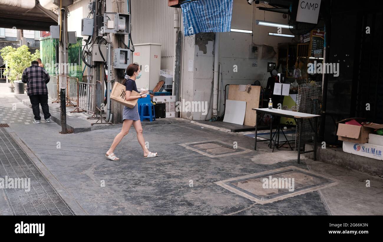 Gli amanti dello shopping sulla Via Siam Square e l'area commerciale dell'Università di Chulalongkorn attrazioni turistiche Scala Theatre Area Bangkok Thailandia Foto Stock