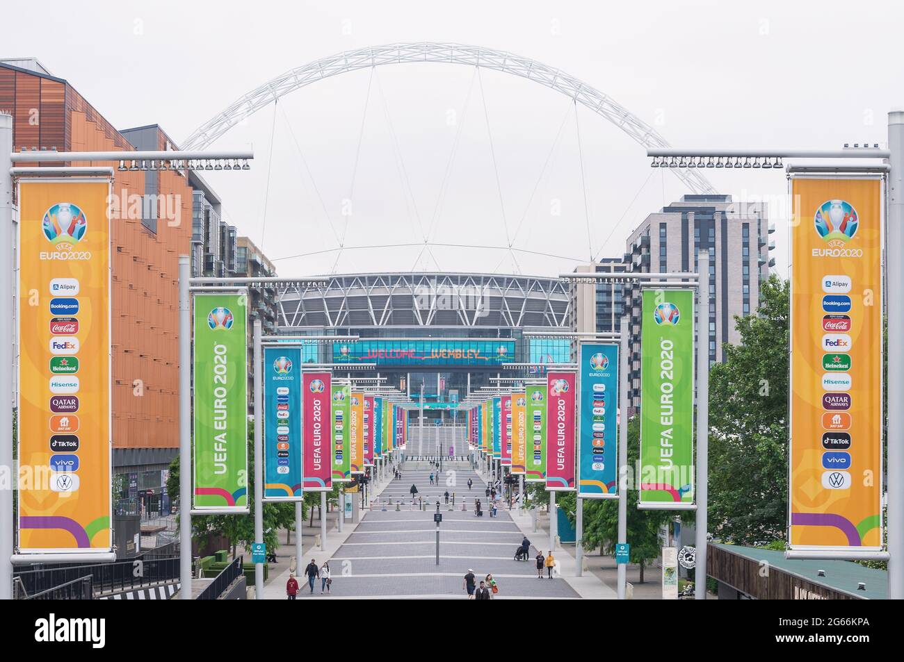 Wembley Stadium decorato con bandiere colorate e cartelli per il torneo di calcio UEFA Euro 2020. Londra - 3 luglio 2021 Foto Stock
