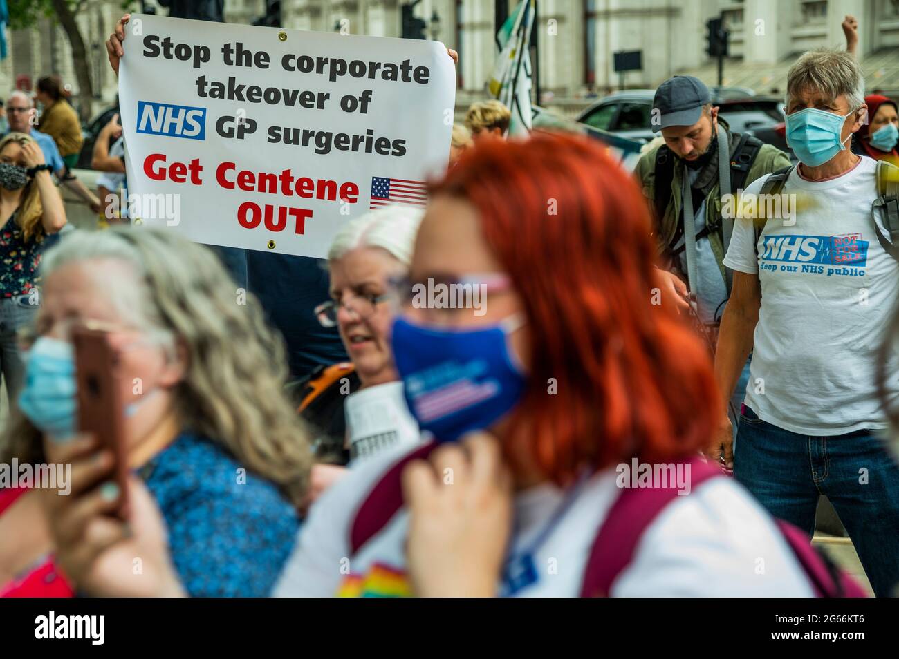 Londra, Regno Unito. 3 luglio 2021. Cartelli contro l'acquisizione di pratiche GP da parte di Centen una società americana - la marcia scende Whitehall per discorsi - NHS 73rd compleanno - protesta per la giustizia salariale NHS, la sicurezza dei pazienti e la fine della privatizzazione. La marcia è iniziata presso l'UCH (University College London Hospitals NHS Foundation Trust) e si è conclusa in Piazza del Parlamento. Credit: Guy Bell/Alamy Live News Foto Stock