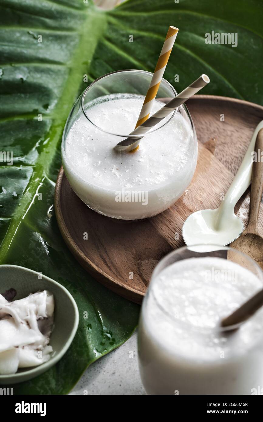 Smoothie di cocco fresco di acqua di cocco e giovane carne di cocco Foto Stock