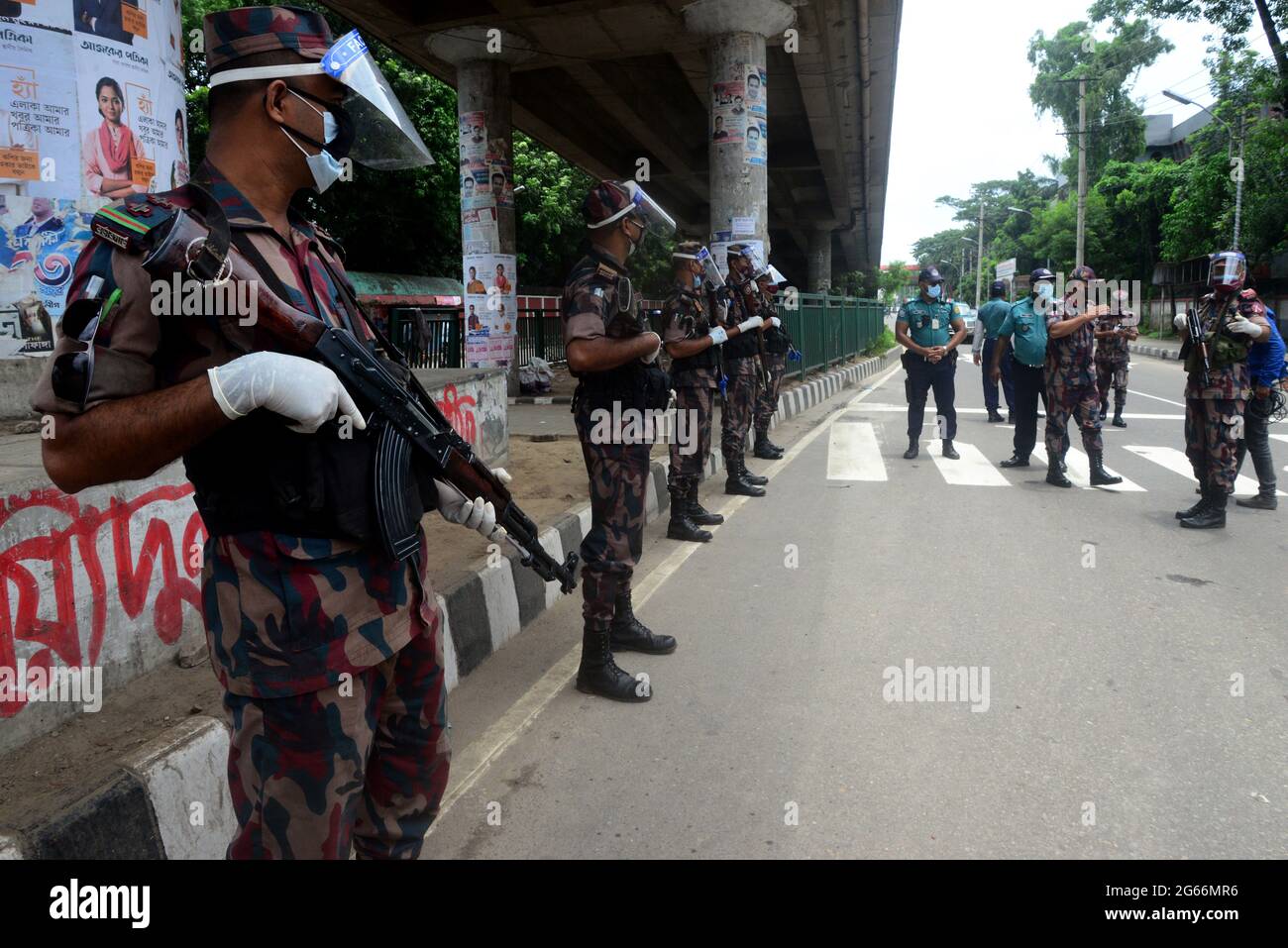 Il personale della Guardia di frontiera del Bangladesh pattuglia in strada presso un punto di controllo durante il rigido blocco di Coronavirus Covid-19 a Dhaka, Bangladesh, il 3 luglio 2021. Le autorità del Bangladesh hanno imposto il blocco totale a livello nazionale per una settimana tra le crescenti infezioni da coronavirus e i decessi correlati al coronavirus nel paese. Foto Stock