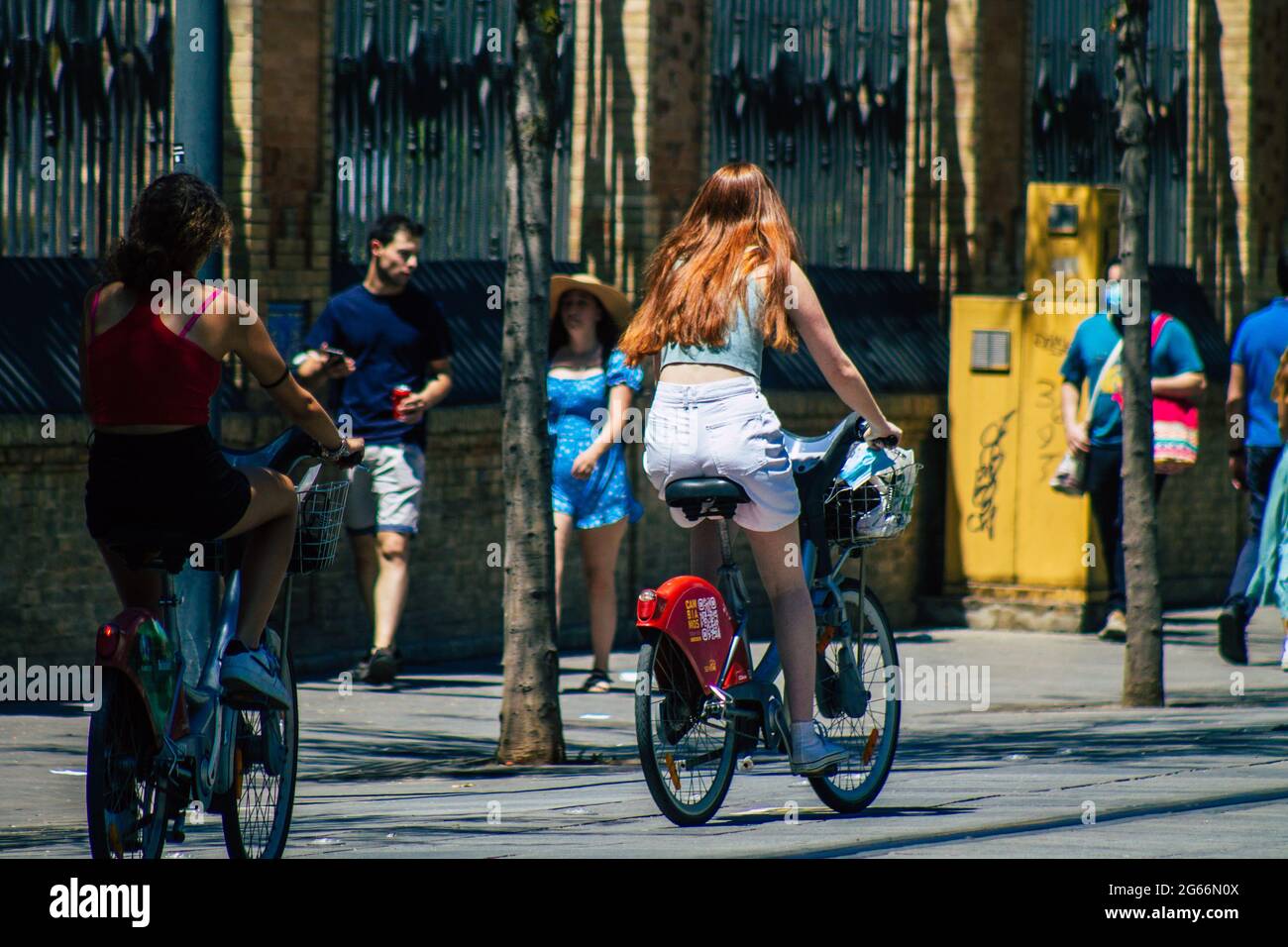Siviglia Spagna 02 luglio 2021 persone che rotola in bicicletta per le strade di Siviglia, una città emblematica e la capitale della regione dell'Andalusia, in t Foto Stock