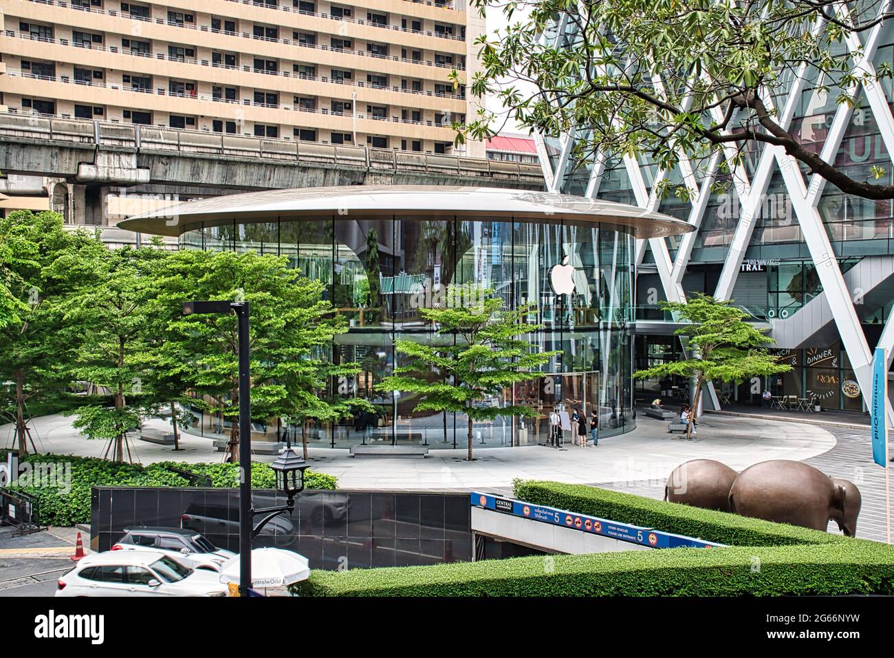 Bangkok, Thailandia 04.28.2021 il secondo Apple Store a Bangkok al Centro commerciale Central World Foto Stock