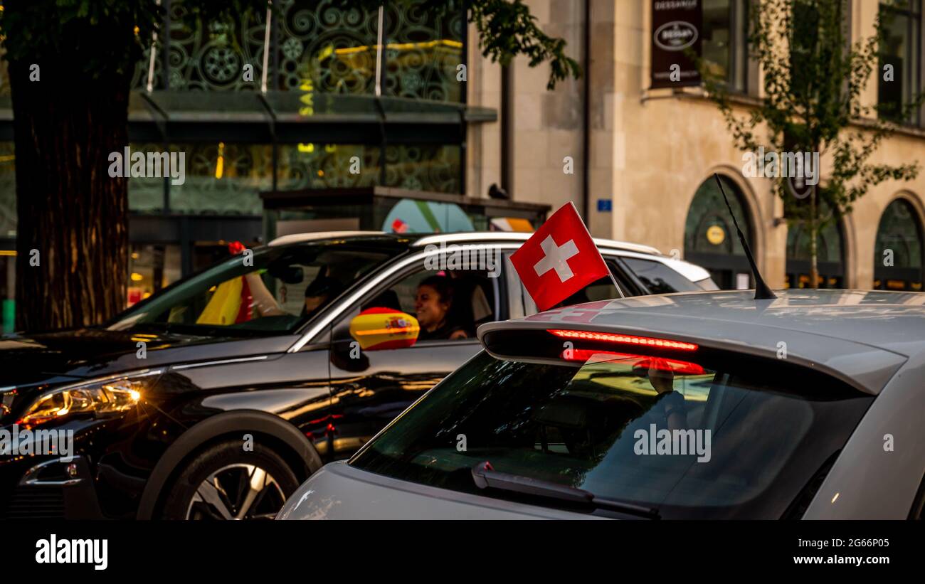 Losanna, Cantone di Vaud, Svizzera - 2 luglio 2021: I tifosi di calcio svizzeri si manifestano contro la popolazione spagnola dopo aver perso la partita di calcio della UEFA EURO 2 Foto Stock