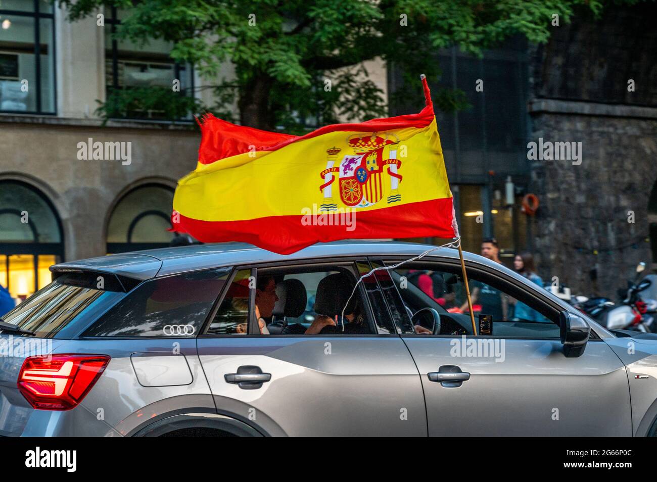 Losanna, Cantone di Vaud, Svizzera - 2 luglio 2021: La Spagna celebra la vittoria della partita di calcio della UEFA EURO 2020 sulla Svizzera in auto Foto Stock