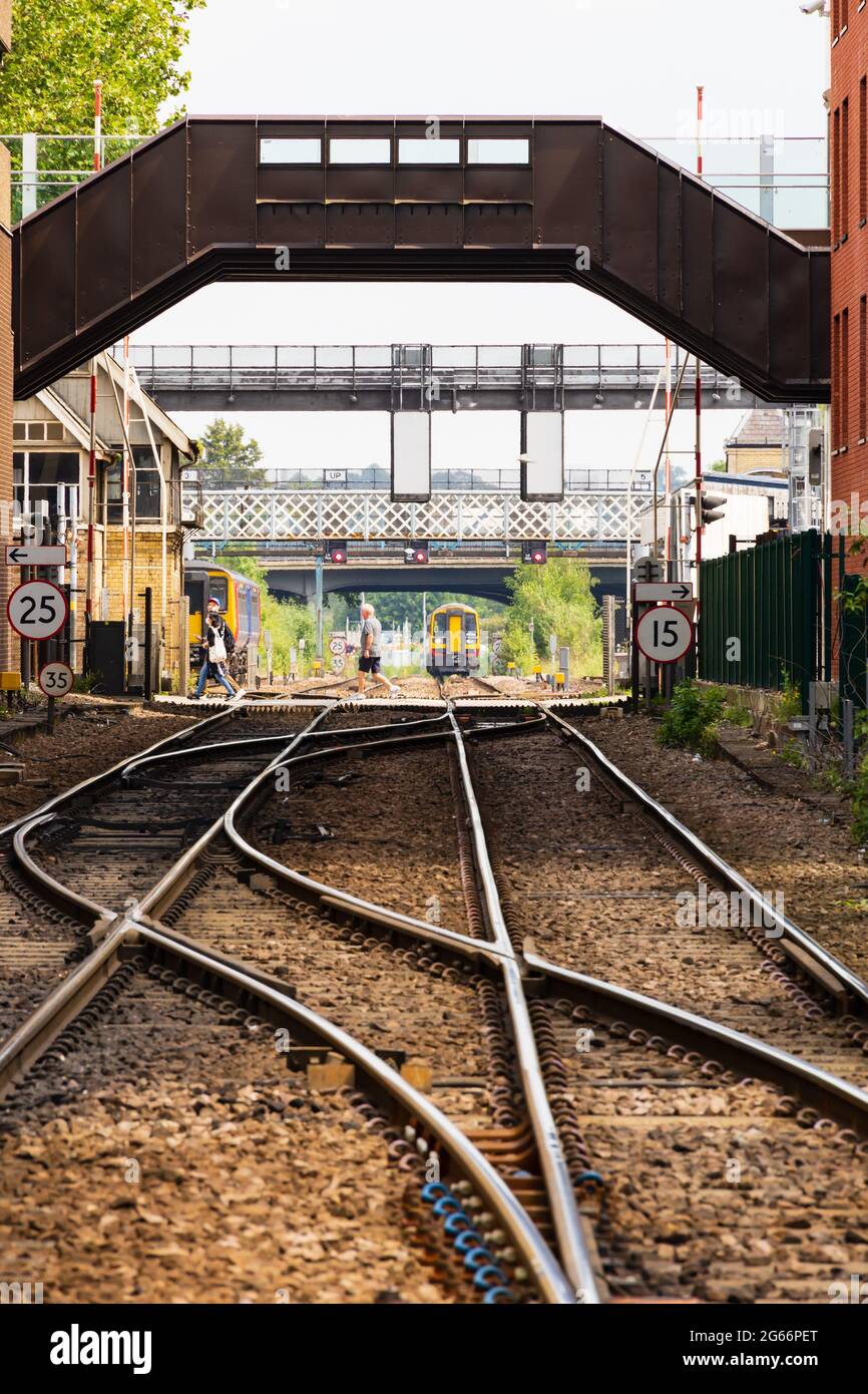 Guardando lungo la linea ferroviaria verso la Stazione Centrale di Lincoln, con pedoni che attraversano la scatola di segnale, Foto Stock