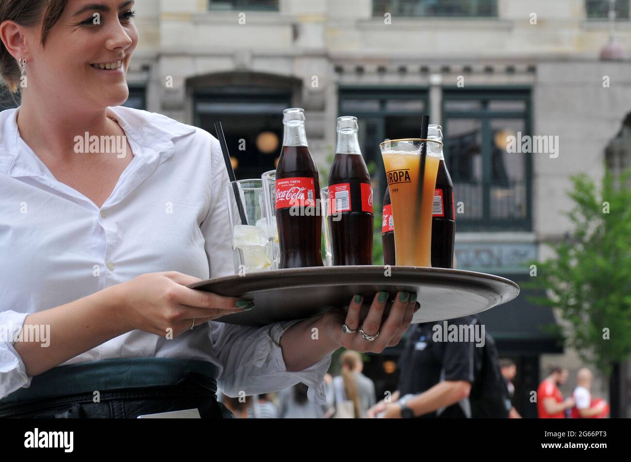 Copenaghen, Danimarca. 03 luglio 2021, /food and drinks out door service at europocfe om amager torv stroeget summeer day nella capitale danese. (Foto. Foto Stock