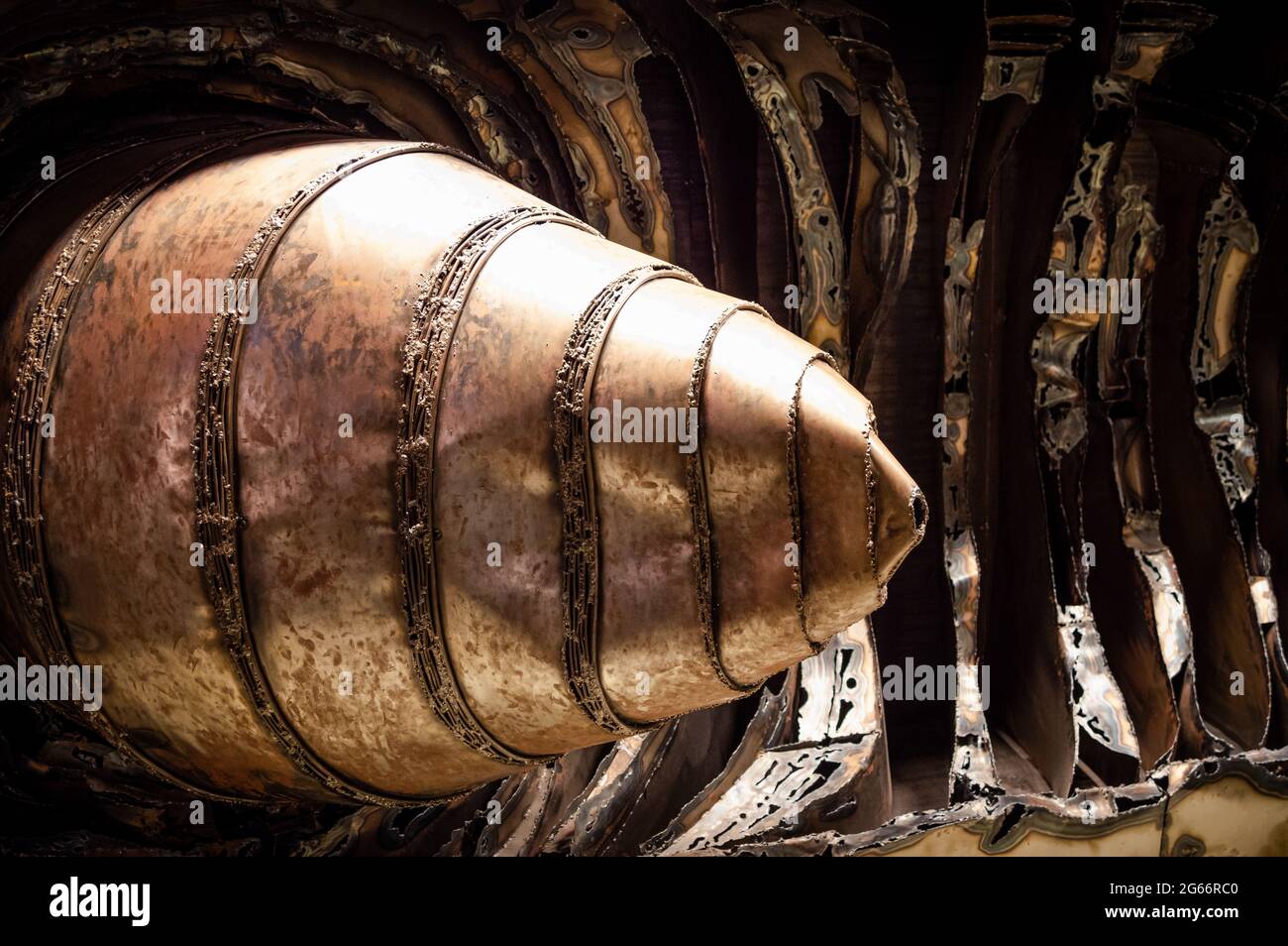 Verme di metallo gigante che si fa strada attraverso gli ostacoli. Foto Stock