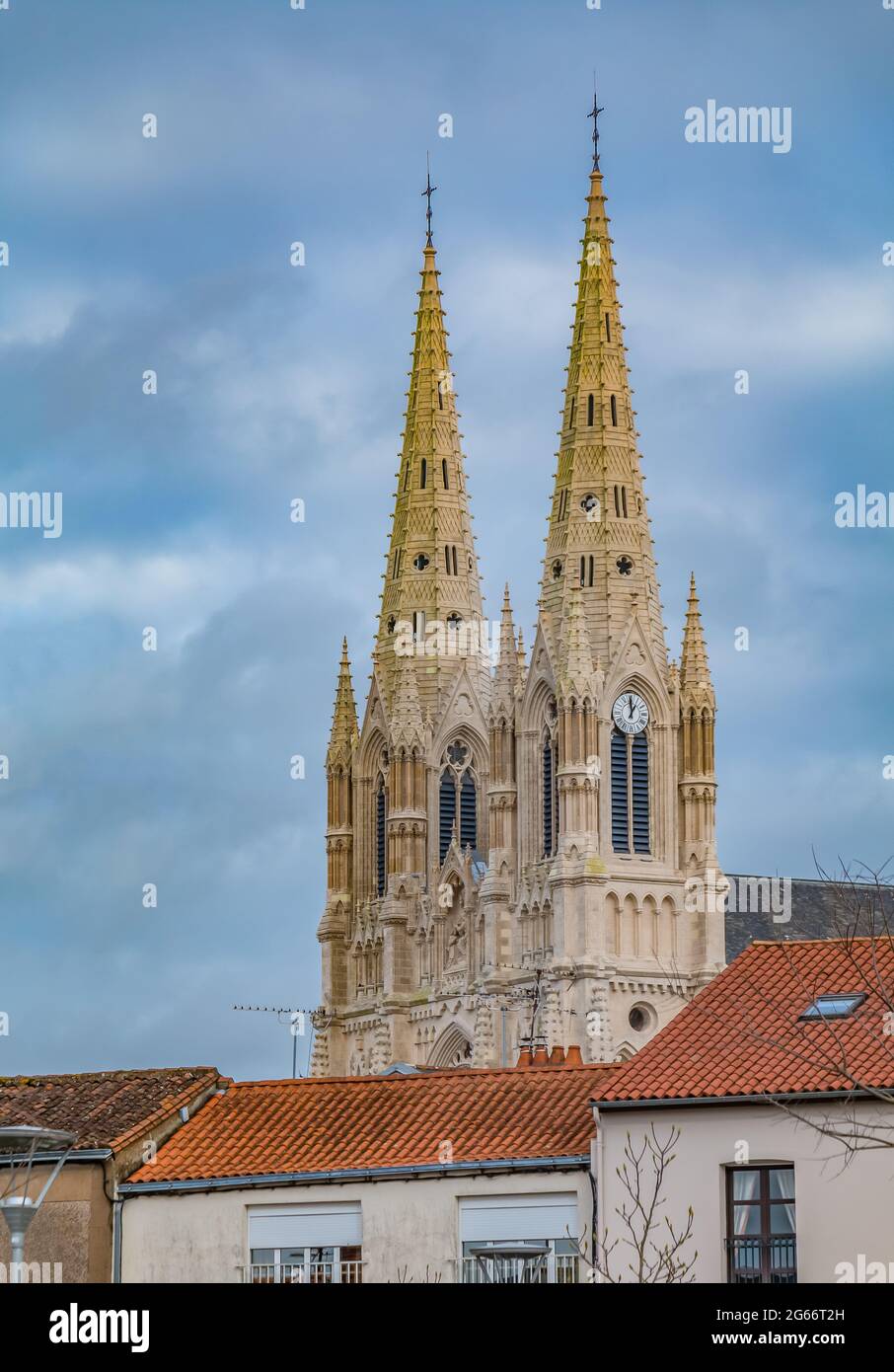 Una foto delle torri della Chiesa di Notre-Dame di Cholet. Foto Stock