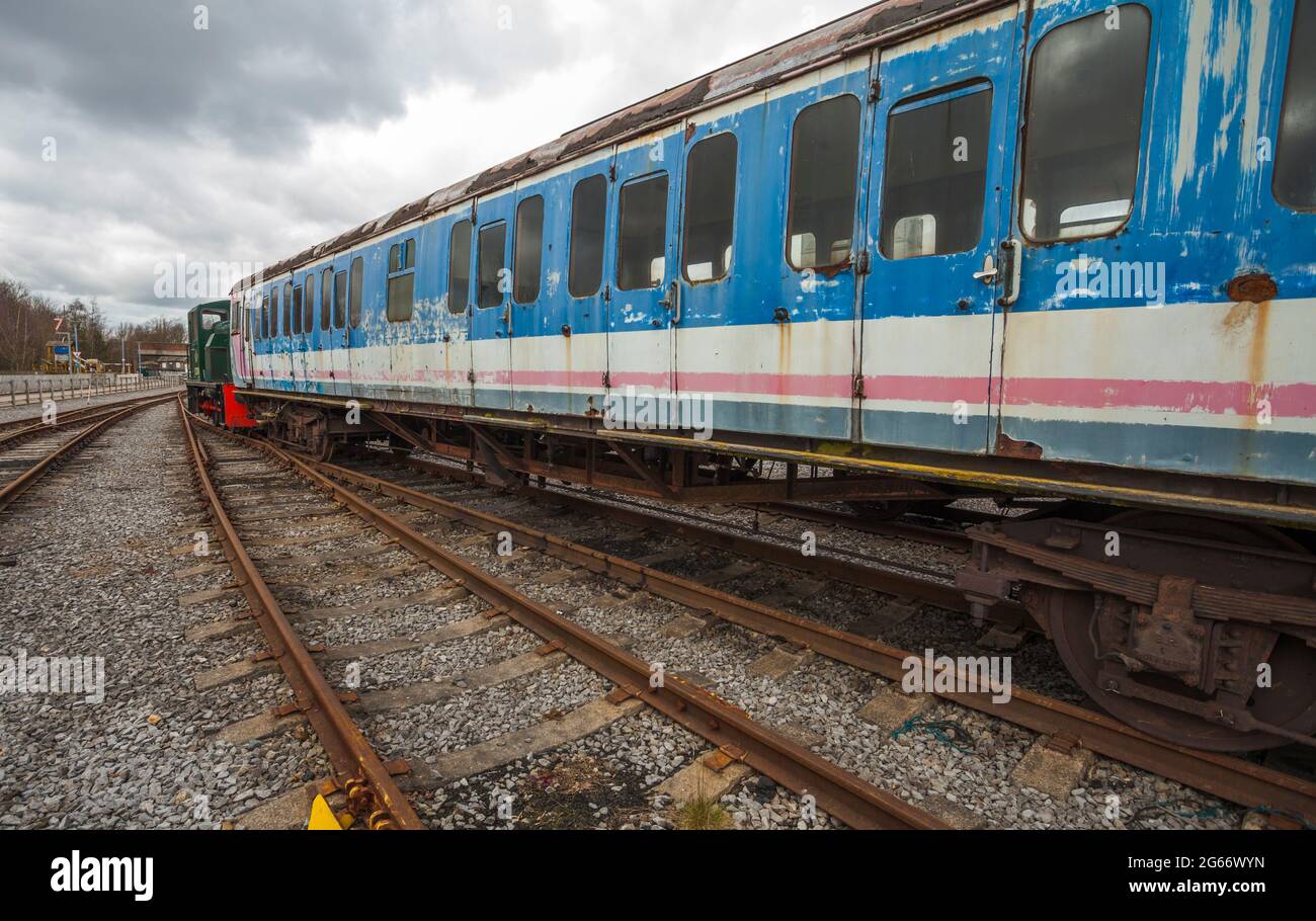 Un vecchio treno pronto per lavori di ristrutturazione al di fuori della locomozione, Museo Nazionale Ferroviario,Shildon,Co.Durham,l'Inghilterra,UK Foto Stock