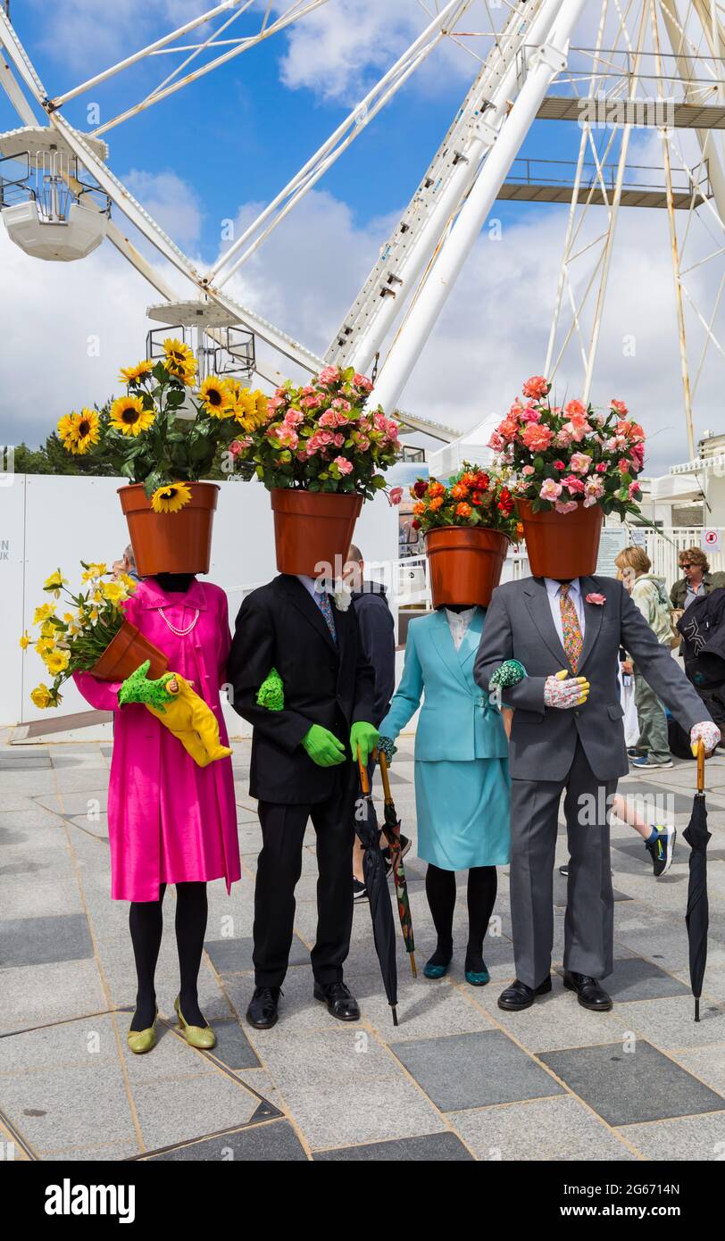 Bournemouth, Dorset, Regno Unito. 3 luglio 2021. Natural Theatre Co ha messo su un bellissimo spettacolo di fiori con i loro vasi da fiore, poots di fiori, passeggiata di carattere a Bournemouth come parte della Arts by the Sea Summer Series. Credit: Carolyn Jenkins/Alamy Live News Foto Stock