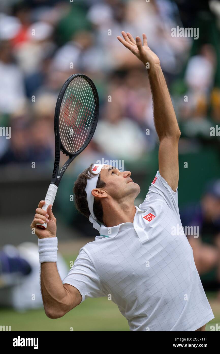 Roger Federer gioca contro Cameron Norrie nel terzo round dei Gentlemen's Singles sul Center Court il sesto giorno di Wimbledon all'All England Lawn Tennis and Croquet Club di Wimbledon. Data immagine: Sabato 3 luglio 2021. Foto Stock