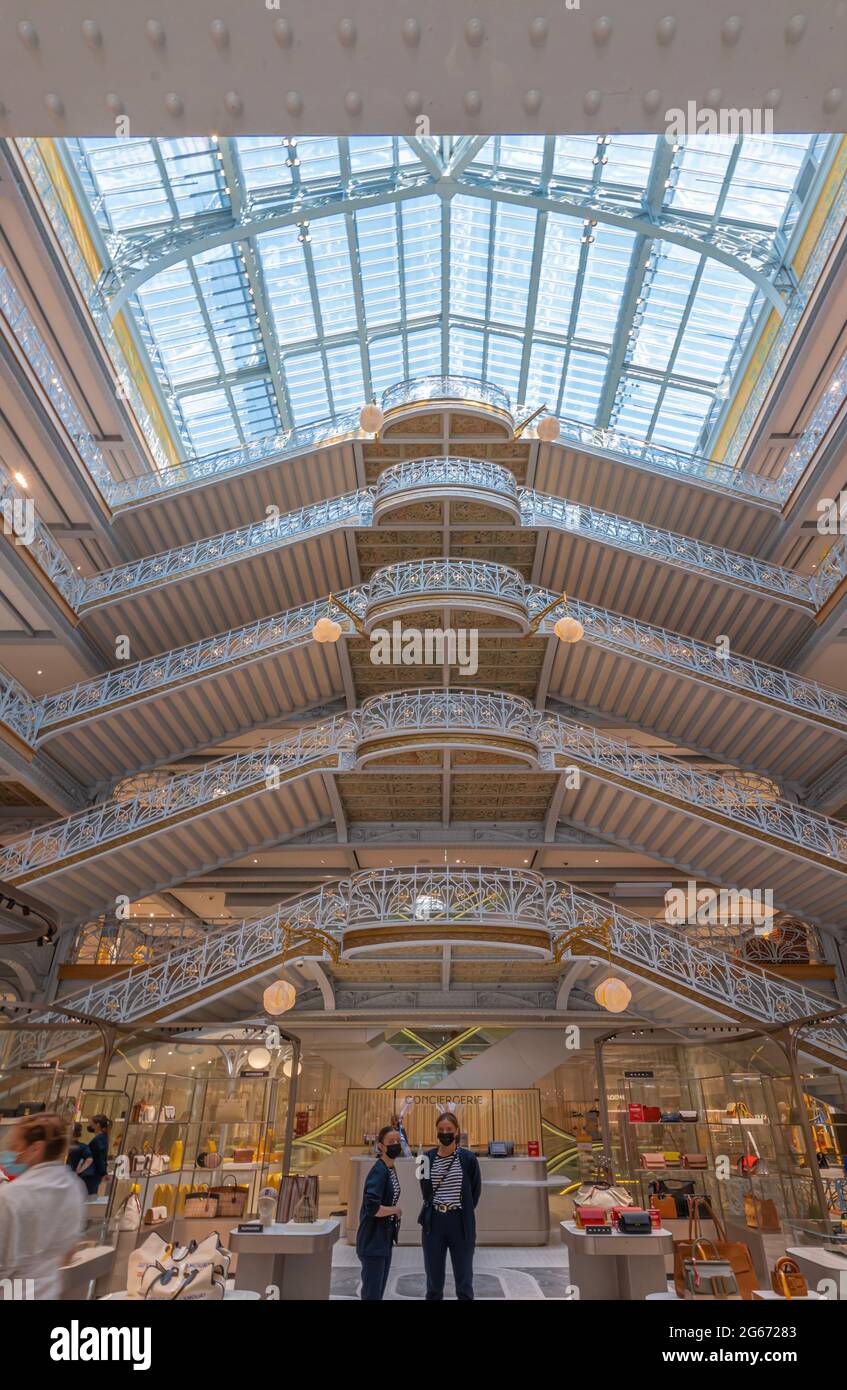 Parigi, Francia - 07 02 2021: Grande magazzino la Samaritaine. Vista interna dell'edificio Foto Stock